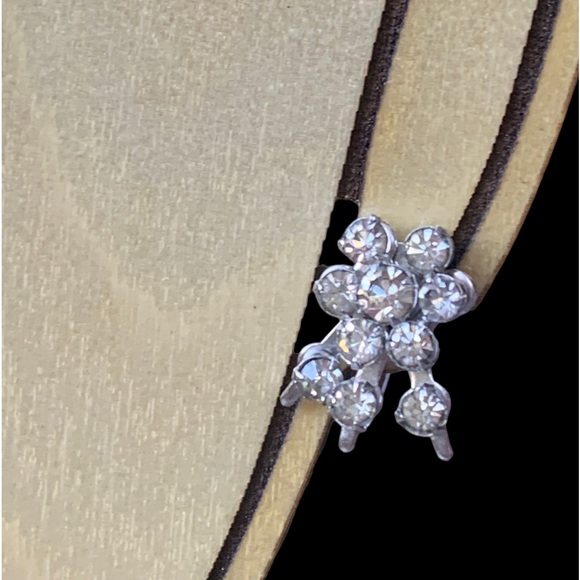 Vintage Screw Back Clear Crystal Flower Earrings Floral Silver Plated Jewelry - Picture 1 of 5